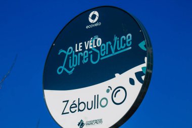 Reims Fransa 08 Mart 2021 Erişilebilir elektrikli bisikletleri kısa süre için kiralamak, genellikle birkaç saat için sokakta park ve Reims toplu taşıma sisteminin bir parçası