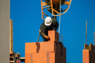 Reims, Fransa 8 Mart 2021 'de Fransa' yı etkileyen koronavirüs salgını sırasında Reims 'de bulunan yeni bir binanın şantiyesini inşa etti.