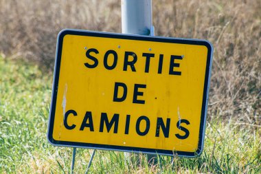 Reims şehir merkezindeki karayolu kullanıcısına bilgi sağlamak için yolun kenarına veya yukarısına dikilmiş, Fransa 08 Mart 2021 Sokak tabelası veya yol tabelası