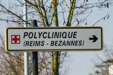 Reims şehir merkezindeki karayolu kullanıcısına bilgi sağlamak için yolun kenarına veya yukarısına dikilmiş, Fransa 08 Mart 2021 Sokak tabelası veya yol tabelası