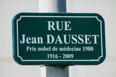 Reims şehir merkezindeki karayolu kullanıcısına bilgi sağlamak için yolun kenarına veya yukarısına dikilmiş, Fransa 08 Mart 2021 Sokak tabelası veya yol tabelası