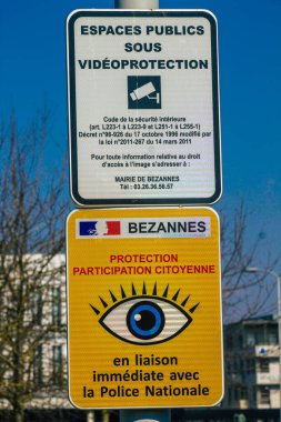 Reims şehir merkezindeki karayolu kullanıcısına bilgi sağlamak için yolun kenarına veya yukarısına dikilmiş, Fransa 08 Mart 2021 Sokak tabelası veya yol tabelası