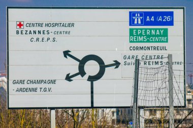 Reims şehir merkezindeki karayolu kullanıcısına bilgi sağlamak için yolun kenarına veya yukarısına dikilmiş, Fransa 08 Mart 2021 Sokak tabelası veya yol tabelası