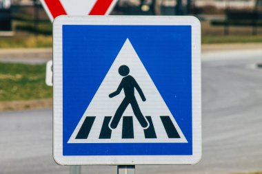 Reims şehir merkezindeki karayolu kullanıcısına bilgi sağlamak için yolun kenarına veya yukarısına dikilmiş, Fransa 08 Mart 2021 Sokak tabelası veya yol tabelası