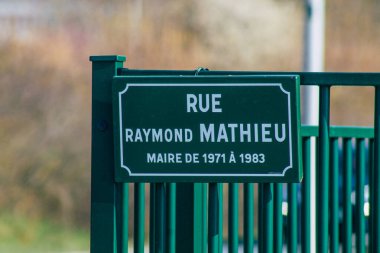 Reims şehir merkezindeki karayolu kullanıcısına bilgi sağlamak için yolun kenarına veya yukarısına dikilmiş, Fransa 08 Mart 2021 Sokak tabelası veya yol tabelası