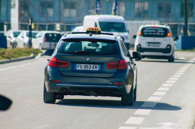 Coronavirus salgını sırasında Reims sokaklarında dolaşan ve Fransa 'yı etkileyen yolcular için 08 Mart 2021' de Fransa 'yı ele geçirdi.