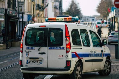 24 Şubat 2021 'de Fransa' yı koronavirüs salgını sırasında Reims sokaklarında bir Fransız polis arabası ile ablukaya aldı.