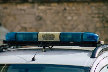 24 Şubat 2021 'de Fransa' yı koronavirüs salgını sırasında Reims sokaklarında bir Fransız polis arabası ile ablukaya aldı.