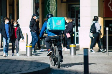 Reims France 10 Mart 2021 Coronavirus salgını sırasında bisikletle Fransa 'yı etkileyen gıda dağıtım işçisi.