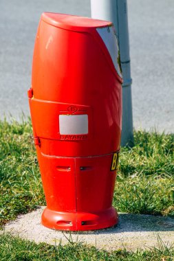 Reims caddelerinde Fransa 'yı 10 Mart 2021' de, Fransa 'nın Grand Est bölgesinde ve Avrupa' nın en eski şehirlerinden biri olan Reims 'in kırmızı yangın musluğunu ele geçirdi.