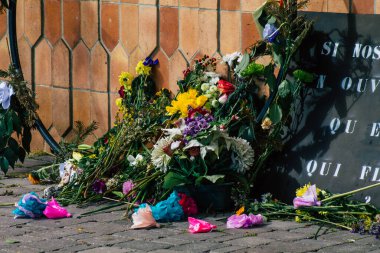 Fransa 'yı Coronavirüs salgınına karşı savaşmak için birkaç aylığına kapalı olan La Comedie de Reims' in önünde 15 Mart 2021 'de gösteri düzenledi.