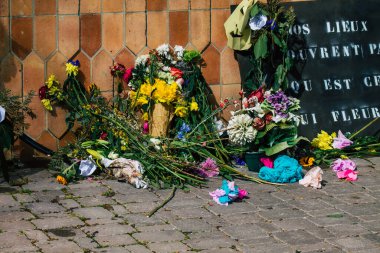 Fransa 'yı Coronavirüs salgınına karşı savaşmak için birkaç aylığına kapalı olan La Comedie de Reims' in önünde 15 Mart 2021 'de gösteri düzenledi.