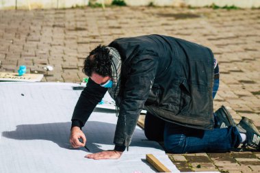 Fransa 'yı Coronavirüs salgınına karşı savaşmak için birkaç aylığına kapalı olan La Comedie de Reims' in önünde 15 Mart 2021 'de gösteri düzenledi.