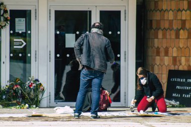 Fransa 'yı Coronavirüs salgınına karşı savaşmak için birkaç aylığına kapalı olan La Comedie de Reims' in önünde 15 Mart 2021 'de gösteri düzenledi.