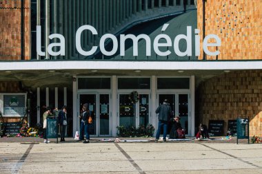 Fransa 'yı Coronavirüs salgınına karşı savaşmak için birkaç aylığına kapalı olan La Comedie de Reims' in önünde 15 Mart 2021 'de gösteri düzenledi.
