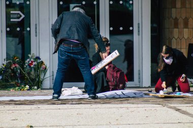 Fransa 'yı Coronavirüs salgınına karşı savaşmak için birkaç aylığına kapalı olan La Comedie de Reims' in önünde 15 Mart 2021 'de gösteri düzenledi.