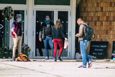 Fransa 'yı Coronavirüs salgınına karşı savaşmak için birkaç aylığına kapalı olan La Comedie de Reims' in önünde 15 Mart 2021 'de gösteri düzenledi.