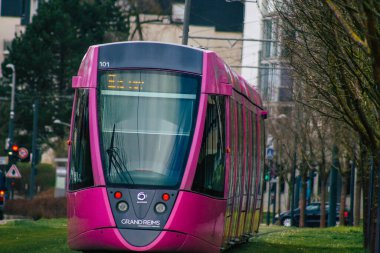 Fransa 'da Coronavirus salgını sırasında Reims sokaklarında dolaşan yolcular için 15 Mart 2021 Modern elektrikli tramvay