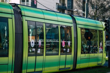 Fransa 'da Coronavirus salgını sırasında Reims sokaklarında dolaşan yolcular için 15 Mart 2021 Modern elektrikli tramvay