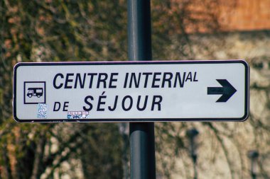 Reims şehir merkezindeki karayolu kullanıcısına bilgi sağlamak için yolun kenarına ya da yukarısına dikilmiş Fransa 15 Mart 2021 Sokak tabelası ya da yol tabelası