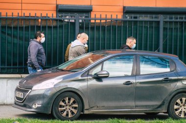 Reims Fransa 15 Mart 2021 Fransız polisi Coronavirus salgını sırasında Reims sokaklarında bir haydut satıcısını tutukladı