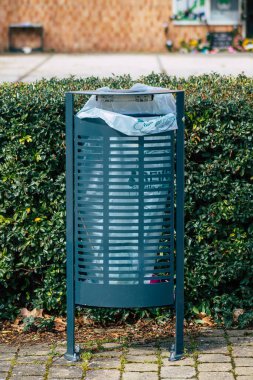 Reims, Fransa 'nın Grand Est bölgesinde bir şehir olan Reims şehir merkezinde 18 Mart 2021' de bir çöp konteynırı bulunmaktadır.