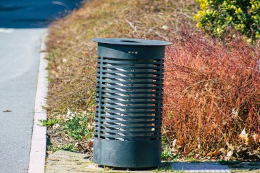Reims, Fransa 'nın Grand Est bölgesinde bir şehir olan Reims şehir merkezinde 18 Mart 2021' de bir çöp konteynırı bulunmaktadır.