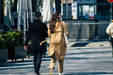 Paris Fransa 20 Mart 2021 'de Paris sokaklarında yürüyen ve nüfusu zapt etmek için koronavirüsten kendini korumak için maske takan bir yayaydı.