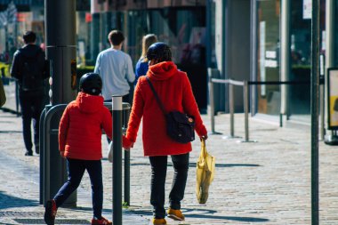 Paris Fransa 20 Mart 2021 'de Paris sokaklarında yürüyen ve nüfusu zapt etmek için koronavirüsten kendini korumak için maske takan bir yayaydı.