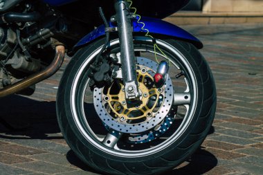 Fransa 'yı 20 Mart 2021' de Reims 'in tarihi sokaklarında park etmiş bir SUZUKI SV 650 S motorsikletinin yakınına getirdi.