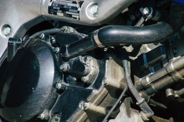 Fransa 'yı 20 Mart 2021' de Reims 'in tarihi sokaklarında park etmiş bir SUZUKI SV 650 S motorsikletinin yakınına getirdi.