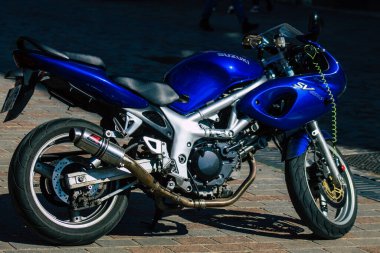 Fransa 'yı 20 Mart 2021' de Reims 'in tarihi sokaklarında park etmiş bir SUZUKI SV 650 S motorsikletinin yakınına getirdi.