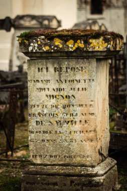 Reims şehrinin eski mezarlığına 20 Mart 2021 'de Fransa' yı toprağa verdi.