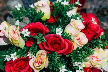 Fransa 'da Coronavirus salgınının Fransa' yı vurduğu 20 Mart 2021 'de Reims şehrinin mezarlarına yerleştirilen çiçekler.