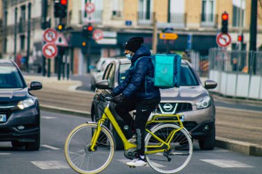 Reims France 20 Mart 2021 Yemek dağıtım işçisi salgın sırasında bisikletle şehir merkezine gidiyor ve nüfusu kontrol altına almak için kilitleniyor.