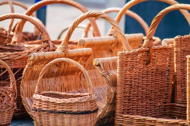 Reims France 20 Mart 2021 Coronavirus salgını sırasında Fransa 'da bit pazarında satılan el yapımı hasır sepetler.