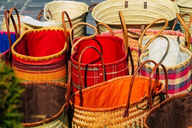 Reims France 20 Mart 2021 Coronavirus salgını sırasında Fransa 'da bit pazarında satılan el yapımı hasır sepetler.