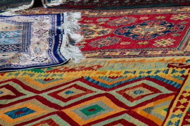 Reims France 20 Mart 2021 Coronavirus salgını sırasında Fransa 'daki bit pazarında bulunan el yapımı doğu halıları.