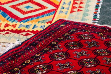 Reims France 20 Mart 2021 Coronavirus salgını sırasında Fransa 'daki bit pazarında bulunan el yapımı doğu halıları.