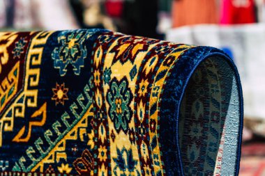 Reims France 20 Mart 2021 Coronavirus salgını sırasında Fransa 'daki bit pazarında bulunan el yapımı doğu halıları.