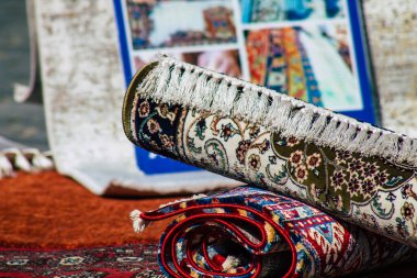 Reims France 20 Mart 2021 Coronavirus salgını sırasında Fransa 'daki bit pazarında bulunan el yapımı doğu halıları.