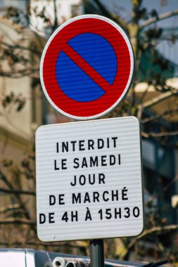 Reims şehir merkezindeki karayolu kullanıcısına bilgi sağlamak için yolun kenarına veya üzerine dikilmiş Fransa 22 Mart 2021 Sokak tabelası veya yol tabelası