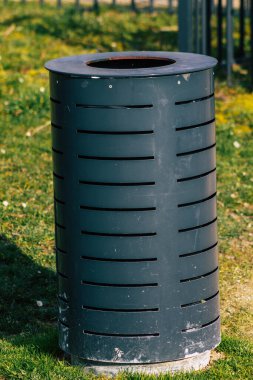 Reims, Fransa 22 Mart 2021 'de Fransa' nın Grand Est bölgesinde bir şehir olan Reims şehir merkezindeki çöp konteynırı.