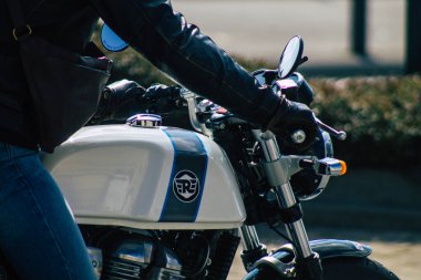 Reims 22 Mart 2021 'de Fransa' da meydana gelen koronavirüs salgını sırasında Reims sokaklarında motorsikletle dolaşan insanlar görülüyor.