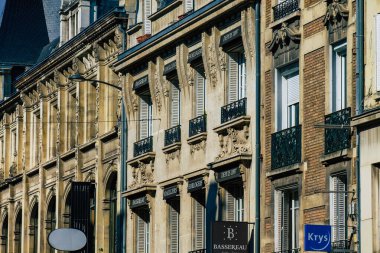 Reims, Fransa 22 Mart 2021 'de, Fransa' nın Grand Est bölgesinde yer alan ve Avrupa 'nın en eski şehirlerinden biri olan Reims' de bulunan tarihi bir binanın cephesi.