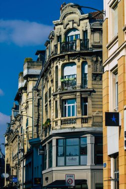 Reims, Fransa 22 Mart 2021 'de, Fransa' nın Grand Est bölgesinde yer alan ve Avrupa 'nın en eski şehirlerinden biri olan Reims' de bulunan tarihi bir binanın cephesi.