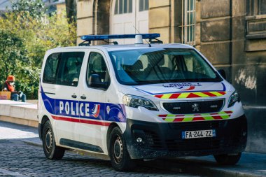 Fransa 'yı 23 Mart 2021' de Reims caddelerinde koronavirüs salgını sırasında Fransız polis arabası ile ablukaya aldı.