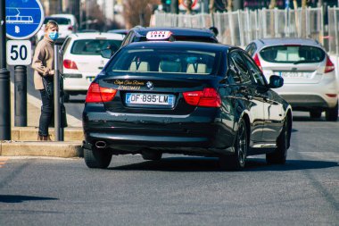 Fransa 'yı 23 Mart 2021' de Coronavirus salgını sırasında Reims sokaklarında yuvarlanan ve Fransa 'yı etkileyen yolcular için Reims taksisi düzenliyor.