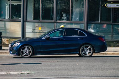 Fransa 'yı 23 Mart 2021' de Coronavirus salgını sırasında Reims sokaklarında yuvarlanan ve Fransa 'yı etkileyen yolcular için Reims taksisi düzenliyor.