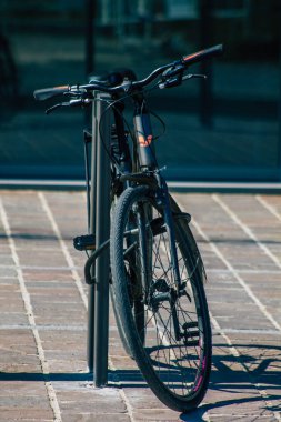 Reims France 23 Mart 2021 Metropolitan Bölgesi şehir merkezinin caddelerine park etmiş bir bisikletin yakın çekimi